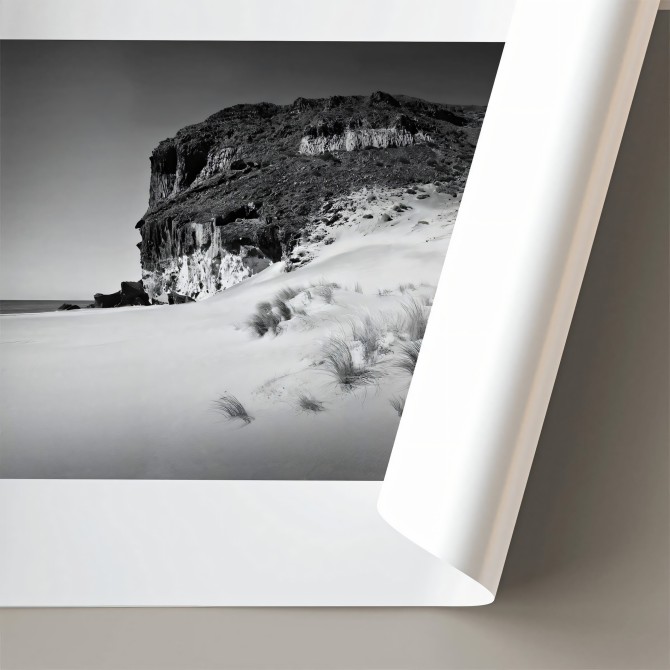 Póster fotográfico en papel ecológico texturizado de Cala Chica en el Parque Natural de Cabo de Gata, blanco y negro. Lokoloko