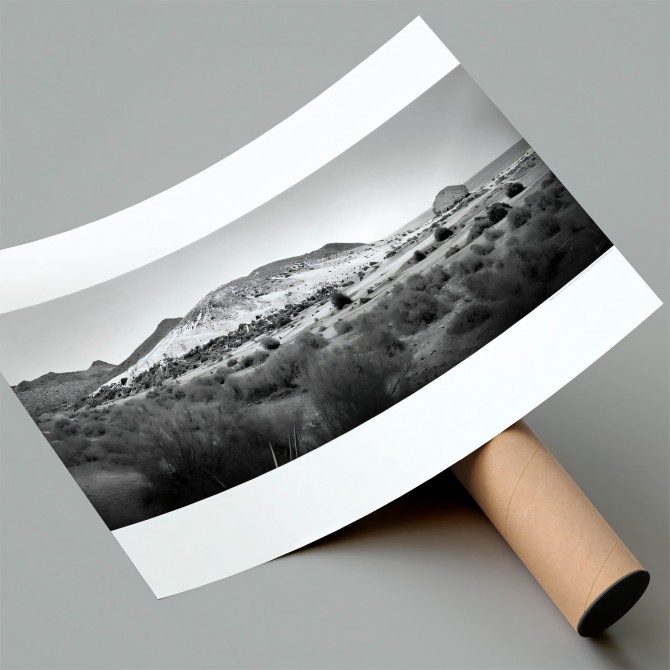 Póster fotográfico en papel ecológico texturizado de la playa de Mónsul y su dona fosil. Cabo de Gata, Blanco y negro. Lokoloko