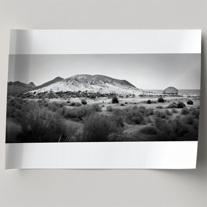 Póster fotográfico en papel ecológico texturizado de la playa de Mónsul y su dona fosil. Cabo de Gata, Blanco y negro. Lokoloko
