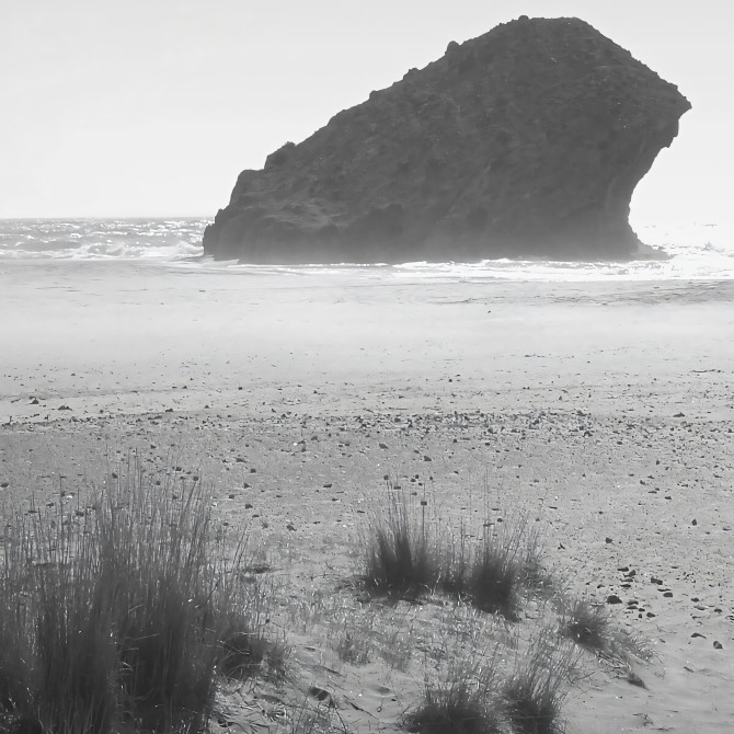 Póster fotográfico en papel ecológico texturizado de la playa de Mónsul. Cabo de Gata, Blanco y negro. Lokoloko