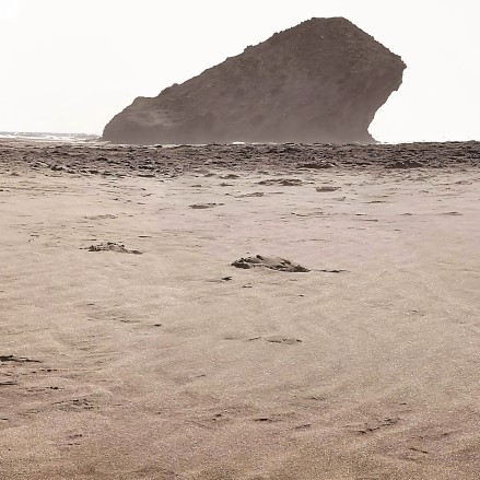 Póster fotográfico en papel ecológico texturizado de la playa de Mónsul con duna. Cabo de Gata, tonos tierras. Lokoloko