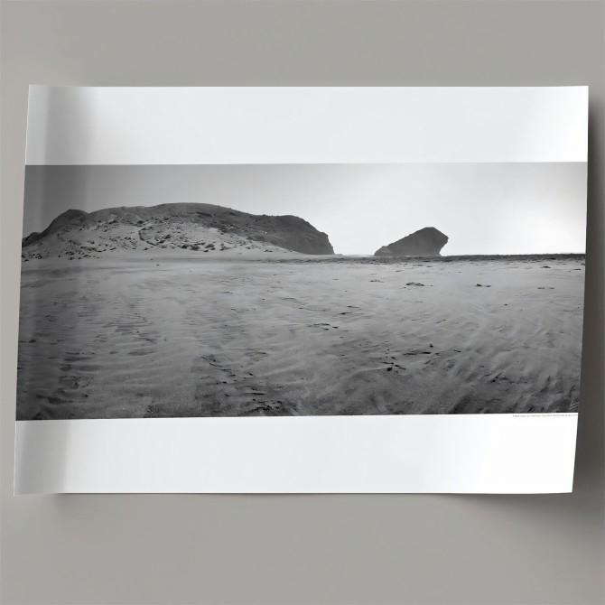 Póster fotográfico en papel ecológico texturizado de la playa de Mónsul con duna. Cabo de Gata, blanco y negro. Lokoloko