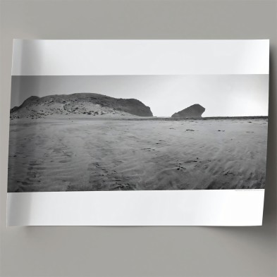 Póster fotográfico en papel ecológico texturizado de la playa de Mónsul con duna. Cabo de Gata, blanco y negro. Lokoloko