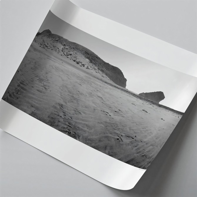 Póster fotográfico en papel ecológico texturizado de la playa de Mónsul con duna. Cabo de Gata, blanco y negro. Lokoloko