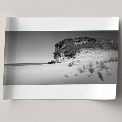 Póster fotográfico en papel ecológico texturizado de Cala Chica en el Parque Natural de Cabo de Gata, blanco y negro. Lokoloko