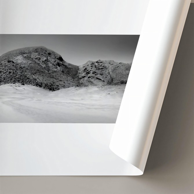 Póster fotográfico en papel ecológico texturizado de Cala del Barronal. Cabo de Gata. blanco y negro. Lokoloko