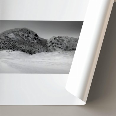 Póster fotográfico en papel ecológico texturizado de Cala del Barronal. Cabo de Gata. blanco y negro. Lokoloko