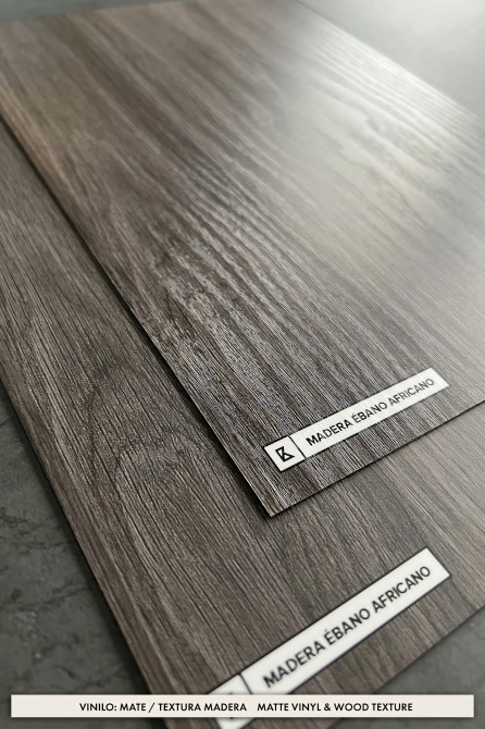 Vinilo Madera Ebano Africano para forrar muebles de cocina, paredes y baños. Lavable, ignifugo, mate y textura madera.