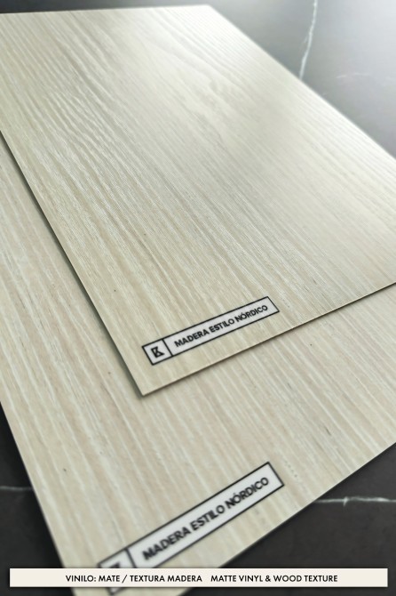 Vinilo Madera estilo nórdico Fresno para forrar muebles de cocina y baños, resistente al agua, opaco. Textura madera. Lokoloko