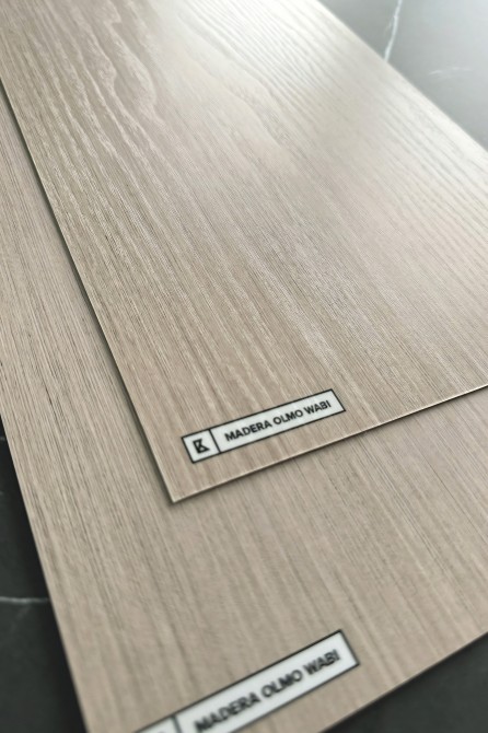 Vinilo Madera de Olmo Wabi para forrar muebles de cocina y baños, resistente al agua, opaco. Textura madera. Lokoloko
