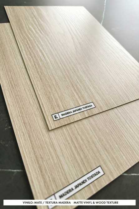 Vinilo Madera  japandi tostada para forrar muebles de cocina y baños, resistente al agua, opaco. Textura madera. Lokoloko