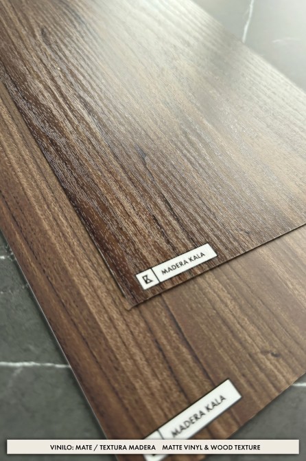 Vinilo Madera Kala castaño para forrar muebles de cocina y baños, resistente al agua, opaco. Textura madera. Lokoloko