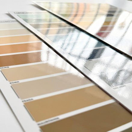 Muestrario Colores lisos vinilo brillo, tintas eco, resistente al agua, ignifugos,  para forrar muebles y paredes. Lokoloko