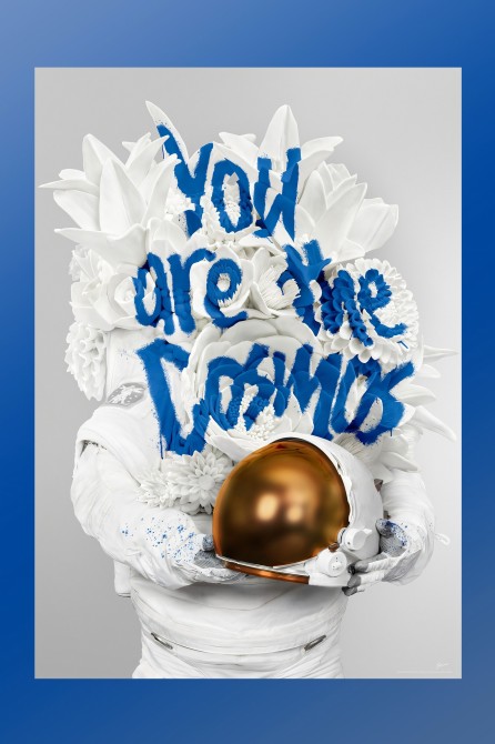 óster COSMOS con astronauta blanco de alabastro y flores, tipografía azul cobalto, sin PVC
