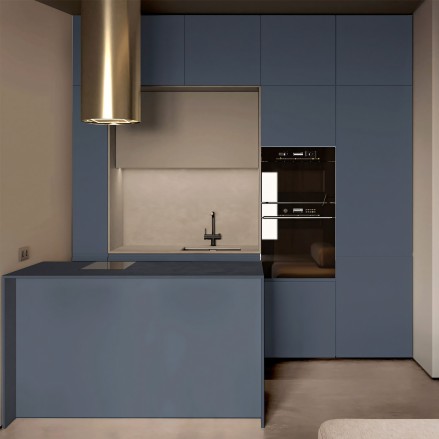 Cocina pequeña renovada con vinilo adhesivo Color Azul Medianoche en muebles, resistente al calor y fácil de limpiar