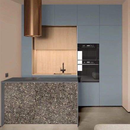 Cocina decorada con vinilo adhesivo azul profundo en los muebles, fácil de poner y resiste más de 10 años.