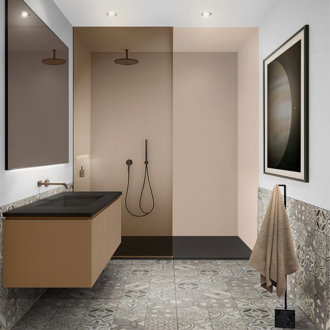 Baño renovado con vinilo adhesivo crema en las paredes, impermeable y con garantía de 10 años