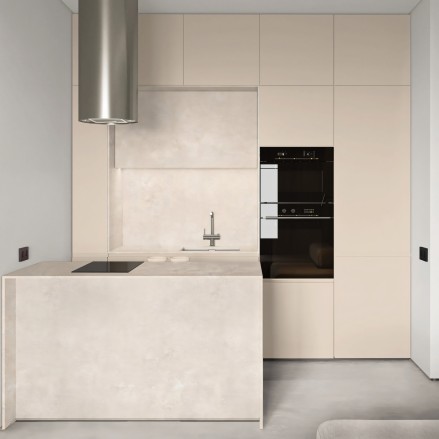 Cocina pequeña forrada con vinilo adhesivo crema en los muebles, resistente a calor y se adapta a cantos