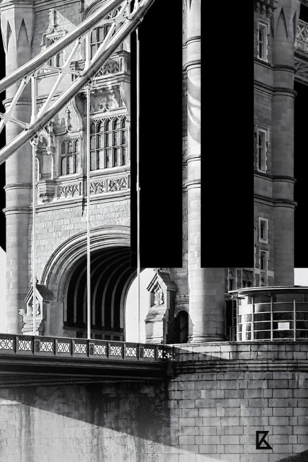 Detalle del poster tipográfico del Tower Bridge con letras superpuestas en negro.