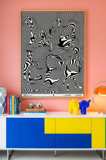 Imagen de cartel artístico con líneas hipnóticas en blanco y negro.