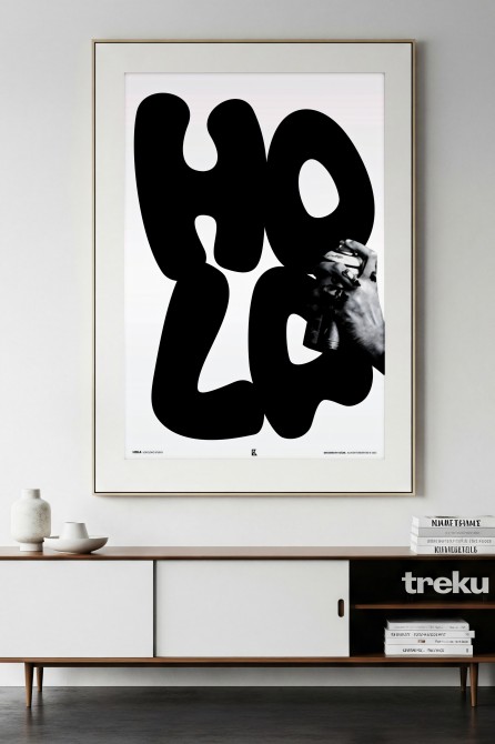 Póster HOLA BN blanco y negro, tipografía curva y mano grafitera, sin PVC